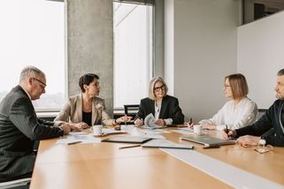Umělá inteligence už vyřazuje i střední management
